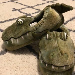 Kids crocodile  slippers size 9/10